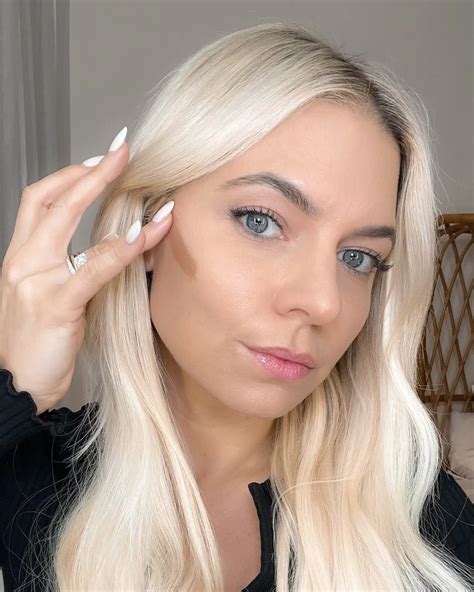 contouring your face with makeup 1