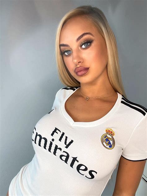 Rhiannon Blue 🤍 on Twitter | Women, T shirts for women, Fashion