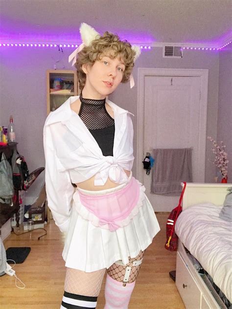 just here to show off my new skirt 🤍💗🤍 | Femboy outfits, Femboy outfits