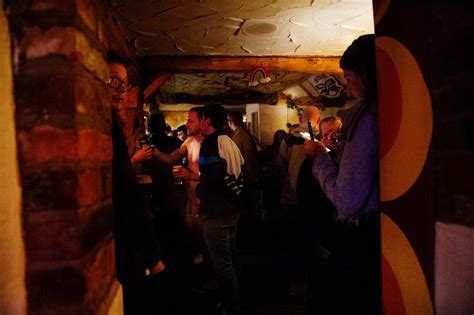 Naked Neil – This website is a brief Q&A on Neil and naturism