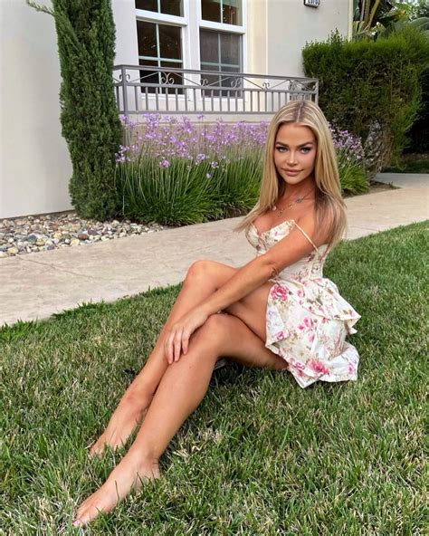 Denise Richards's feet