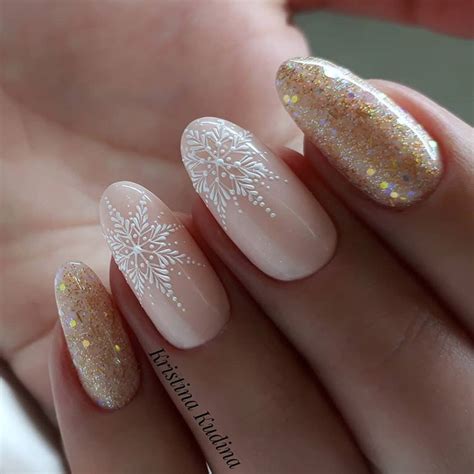 Нежные ноготки ☃️ . Снежинки от @nayada_nails_com, спасибо за идею ...