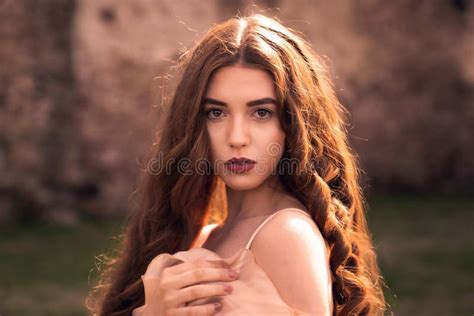 Belle Jeune Fille Aux Cheveux Longs Posant Dehors Photo stock - Image