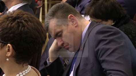 Ручку под щёчку. Депутат Слуцкий уснул во время выступления Путина — видео