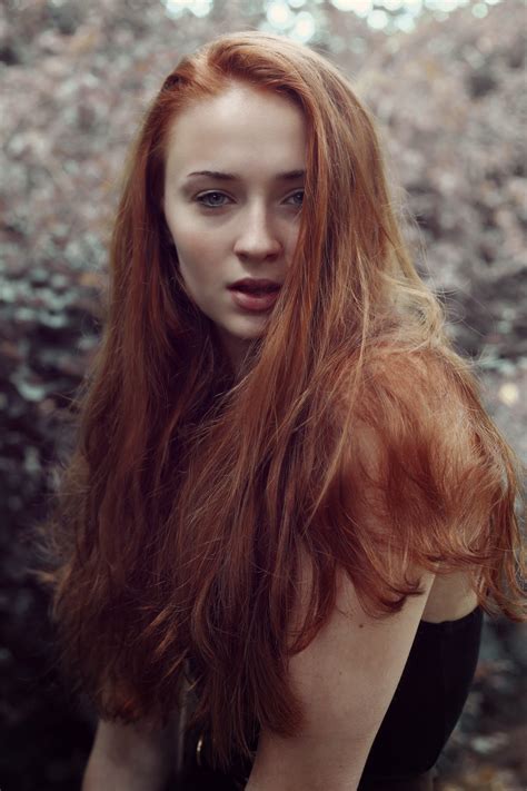 배경 화면 : 소피 터너, 여배우, 빨간 머리, 여자들, 초상화, 긴 머리, 야외 여성 1200x1800 - vfgx