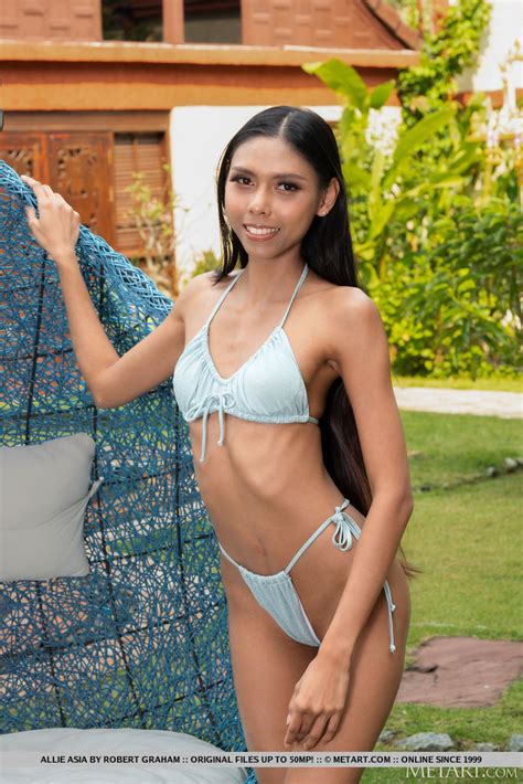 La preciosa Allie Asia no tiene reparos en desnudarse en este lugar