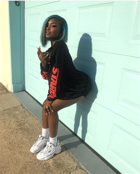 Pin by THE WAVE 🌊 on LOOKS | Mirror selfie, Baddies, Selfie