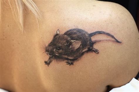 Тату мышка - фото салона Tattoo Times, узнай цену на сайте.