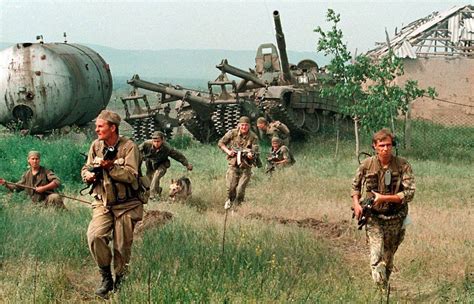 на досуге: Первая Чеченская война в фотографиях Александра Неменова