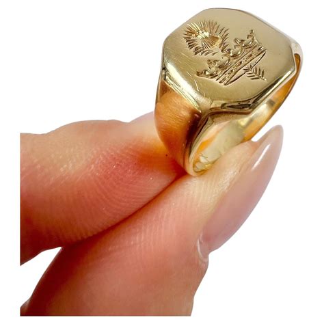 Antique 18ct Yellow Gold, Crown Feather Family Crest Intaglio Signet