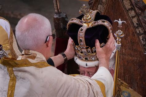 pictures ceremonial splendour  king  crowned  independent