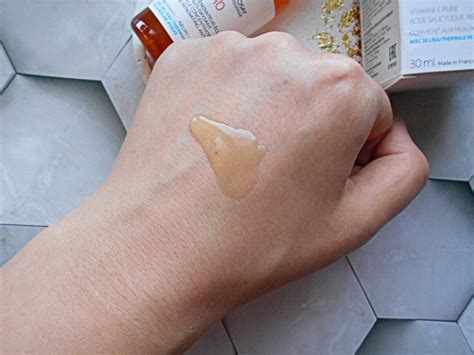 Уход от La Roche-Posay: сыворотка с витамином C и нежный гель для душа ...