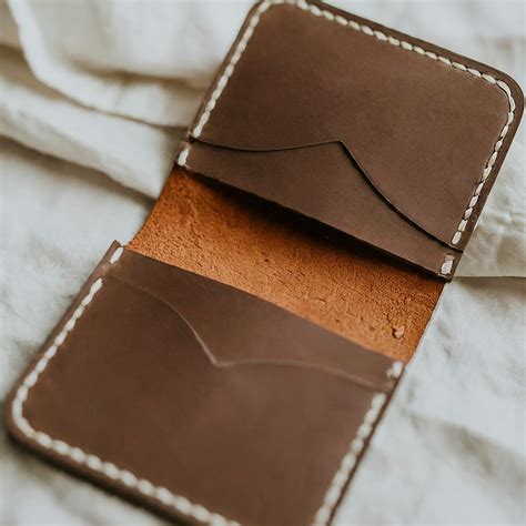 minimalist wallets embracing     approach  leather