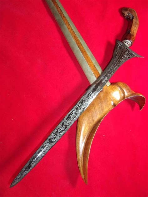 galeri jogja simbolisasi makna keris lurus  keris luk