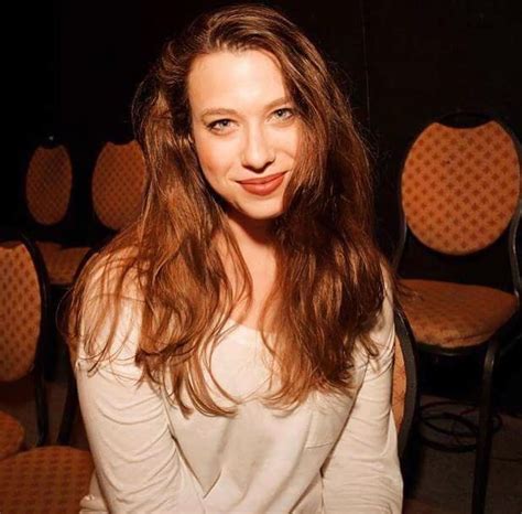 Comedian Ariel Elias chugs beer thrown at her by pro-Trump heckler