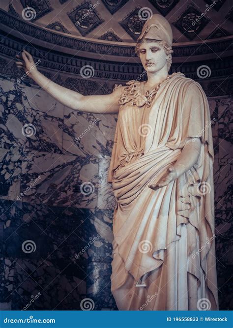 Foto Verticale Della Statua Di Un Dio Greco Athena Louvre Paris