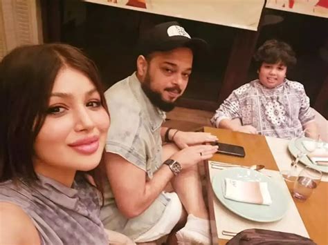 ayesha takia recalls night  horror   people surrounded