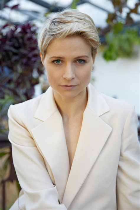 Short hair ( 3854x5782 ) : r/NiamhAlgar