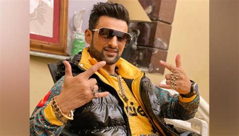 psl  shoaib malik  sing peshawar zalmis anthem daily times