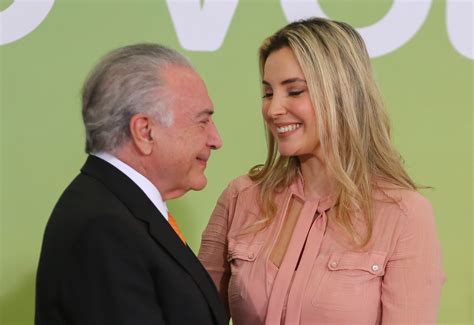 Em cerimônia, Temer elogia Marcela e dançarinas 'declaram' amor pelo