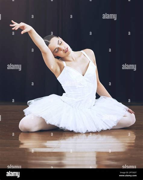 Dancer in sitting pose hi-res stock photography and images - Alamy