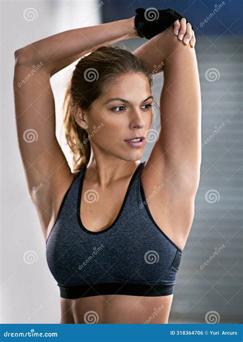 Gimnasia Femenina Y Brazos De Estiramiento En Gimnasio Para El