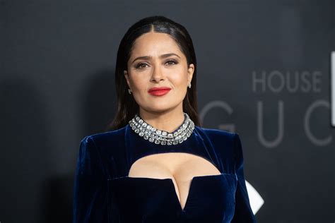 Salma Hayek viert haar 57e verjaardag in bikini op een wit strand