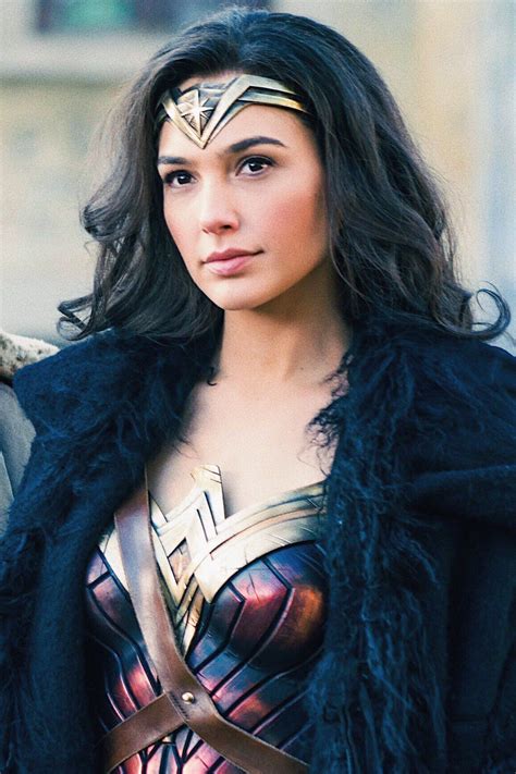 Gal Gadot - Wonder Woman | Wonder woman movie, Wonder woman accessories