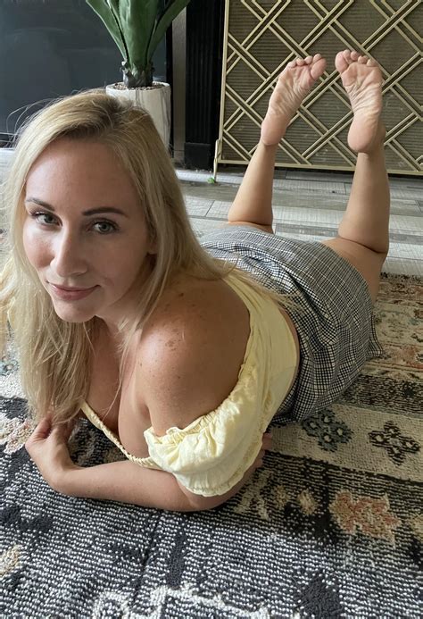 Do my wrinkly soles look yummy : r/ThePose