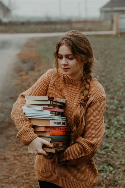 Фото с книгой | Book photography instagram, Book photography, Book ...