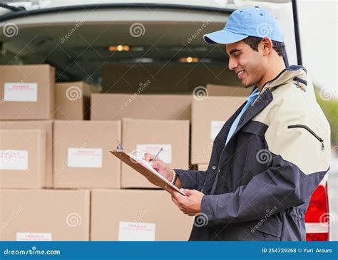 Entregassem Como Se Escreve - Processamento Das Suas Entregas Para O Dia. Um Entregador Escrevendo Em ...