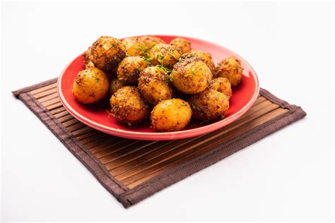 papas bombay asadas caseras. papas pequeñas fritas en sartén o aloo con