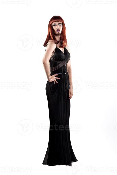 retrato de cuerpo entero de linda transexual pelirroja  barba