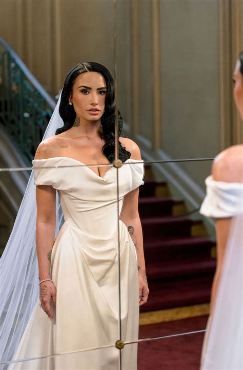 Demi Lovato llevó las uñas de novia clásicas y elegantes para brillar