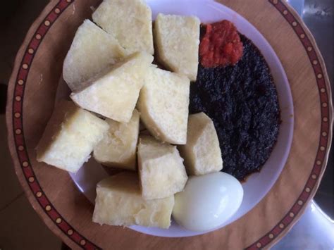 Boiled yam with stew and boiled egg – Asante-Akim