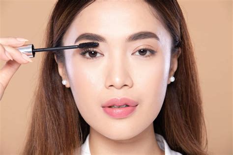 How to curl your eyelashes | Brush & Co