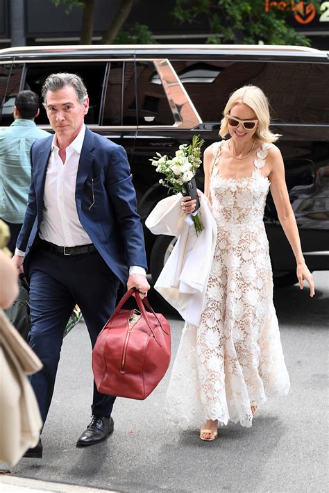 Naomi Watts Marries Billy Crudup Wearing $5K Wedding Dress and Carrying