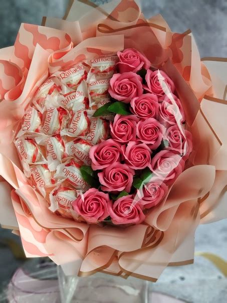 Большой букет из конфет Рафаэло и мыльных роз. Цена 2500руб. (Цена ...
