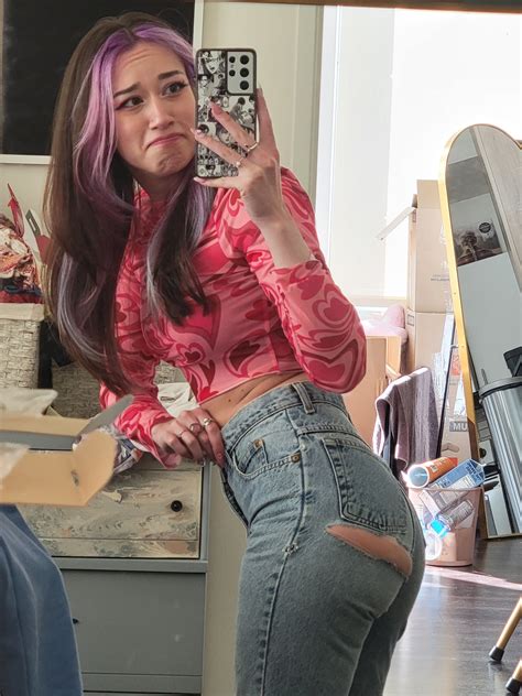 Queen Tofu's jeans can't contain her anymore : r/reactgirlsofYT