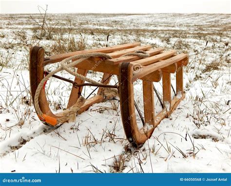 розвальни стоковое фото. изображение насчитывающей холмы - 66050568