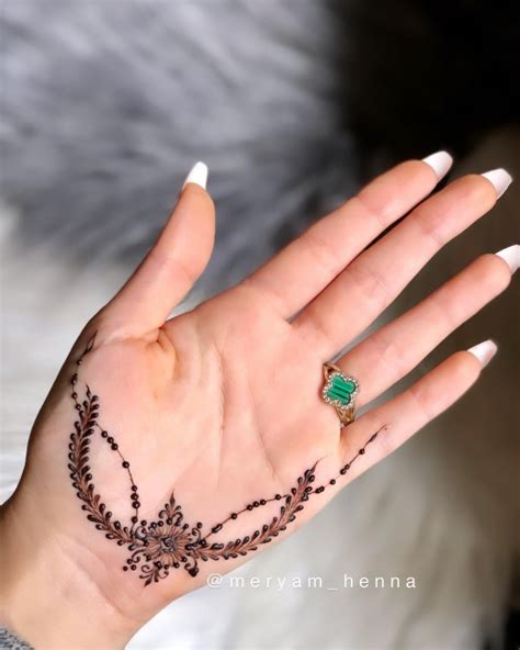 40 Modern Front Hand Mehndi Designs : Minimalist Laurel Mehndi 1 - Fab ...