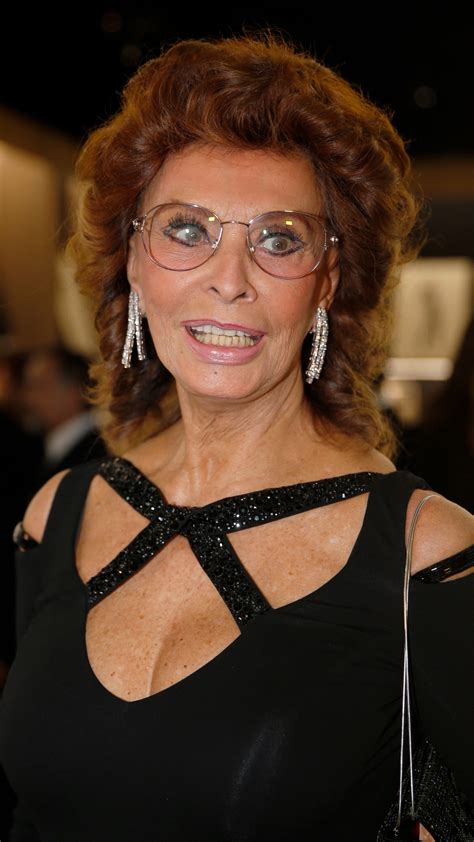 Film legend Sophia Loren has successful surgery after fracturing a leg