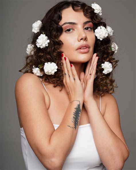 Ece Ronay | Yine mi çok güzelim yine mi bebeksi bir prenses | Instagram