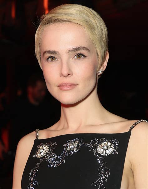 Surprise! Zoey Deutch debuts new platinum-blonde pixie look — that she
