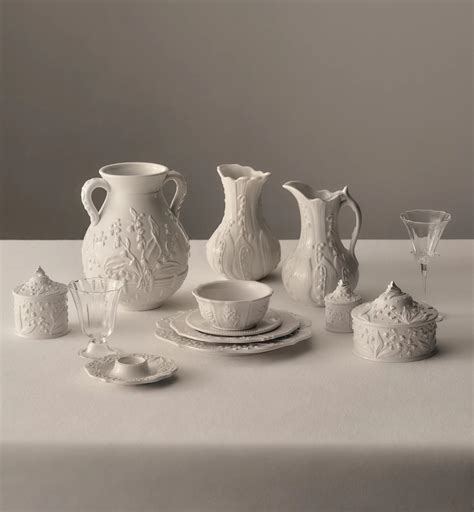 กล่องขนาดเล็ก เซรามิกสีขาวลาย Lily Dior แบบนูน | DIOR