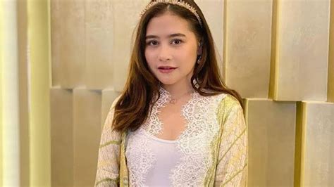prilly kembali mengajar  ugm mahasiswa semangat bertanya fashion