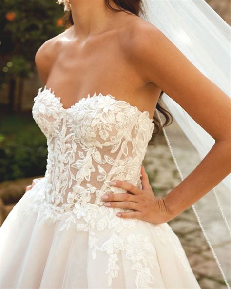 How to wear a ball gown wedding dress | Beachweddingtips.com