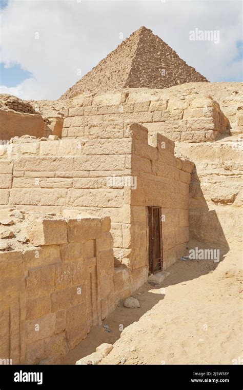 pyramid  menkaure  giza egypt stock photo alamy