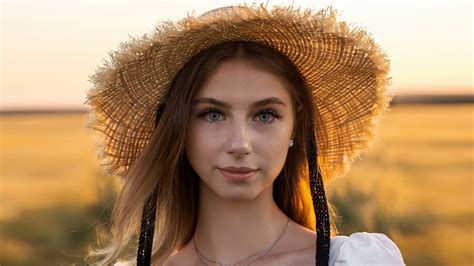 Фото девушка в соломенной шляпе, шляпа, взгляд, портрет, поле, небо ...