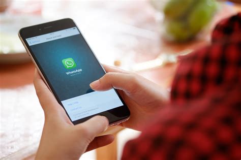 ¿Sabías que 54% de los trabajadores usan WhatsApp mientras están en una